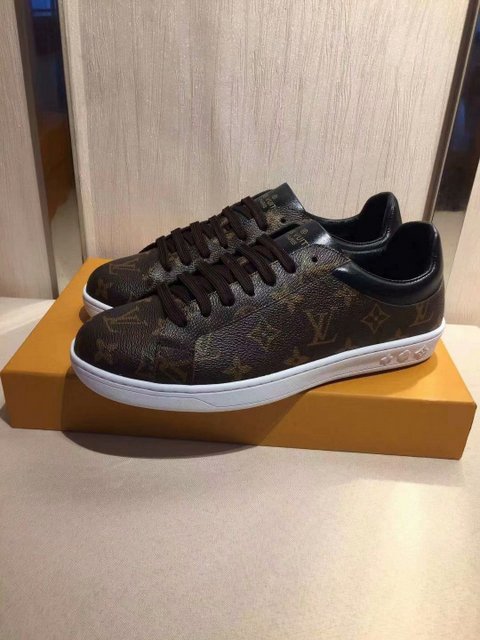 wholesale quality men's louis vuitton shoes model no. 725